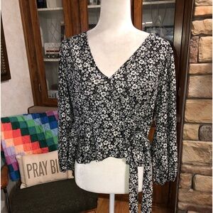 MERAKI SIZE XLARGE BLACK &WHITE FAUX WRAP 3/4 SLEEVE W/ELASTIC FLORAL PATTERN